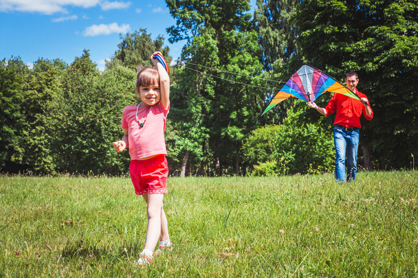 The girl and her father play with a kite. - Foto, Imagem