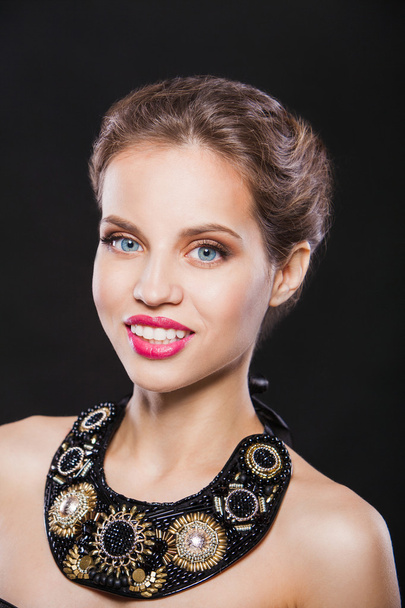 Porträt eines schönen lächelnden Modells mit wunderschöner Luxus-Halskette.  - Foto, Bild