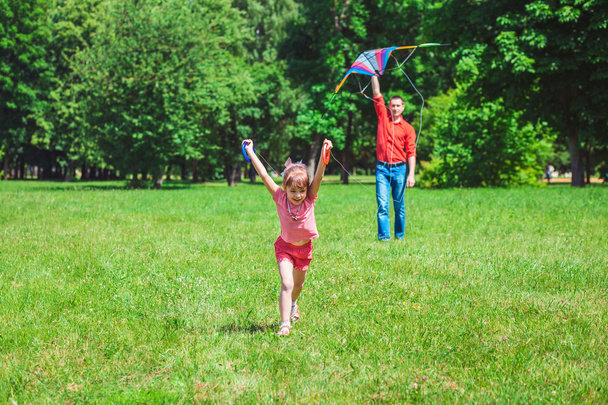The girl and her father play with a kite. - Fotografie, Obrázek