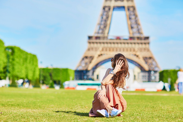 Young woman in Paris on a summer day - Φωτογραφία, εικόνα