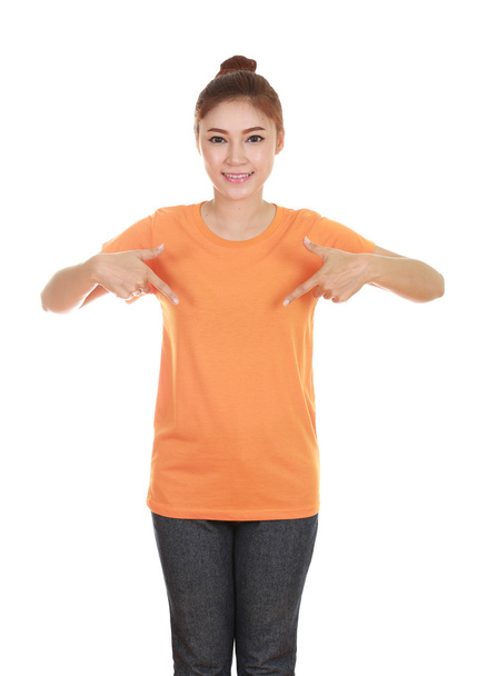 молодая красивая женщина в пустой футболке
  - Фото, изображение