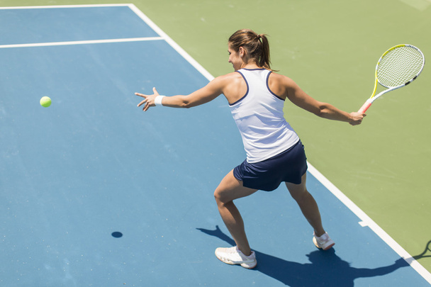 jovem mulher jogando tênis - Foto, Imagem