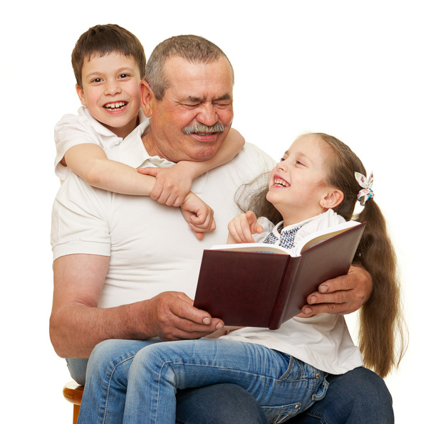 Abuelo y nietos leen libro
 - Foto, imagen