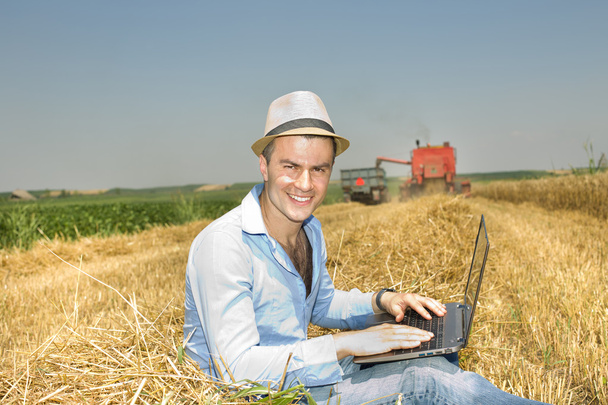 Man with laptop on haystack - Foto, Bild