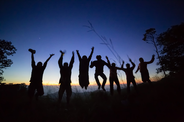Silhouet jonge volwassenen springen - Foto, afbeelding