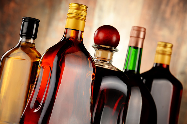 Botellas de bebidas alcohólicas variadas
 - Foto, Imagen