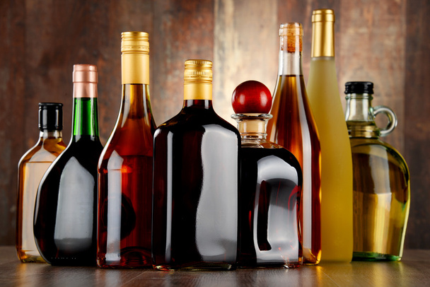 láhve nejrůznějších alkoholických nápojů - Fotografie, Obrázek
