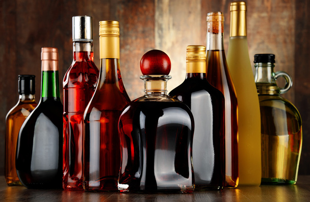Бутылки различных алкогольных напитков
 - Фото, изображение