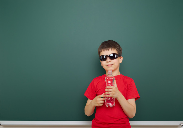 αγόρι με μπουκάλι νερό και της Σχολικής Εφορείας - Φωτογραφία, εικόνα