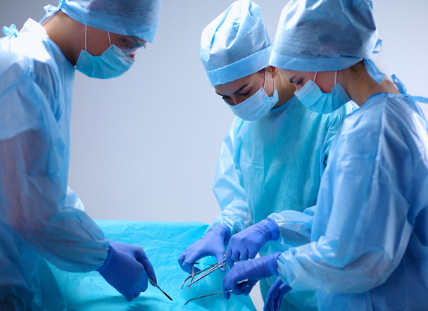 Chirurg zespołowy na sali operacyjnej. - Zdjęcie, obraz