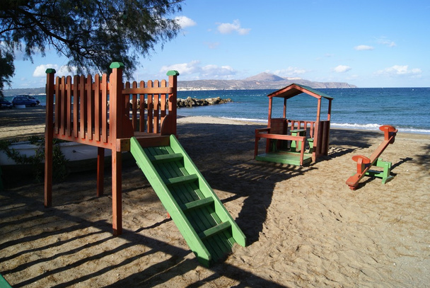 seasaw, wachttoren en zomerverblijf voor kinderen op Kalives beach in Griekenland. - Foto, afbeelding