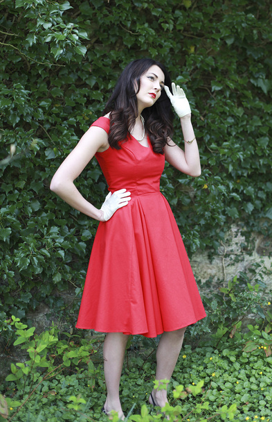 όμορφη γυναίκα, φορώντας ένα κόκκινο φόρεμα - Φωτογραφία, εικόνα