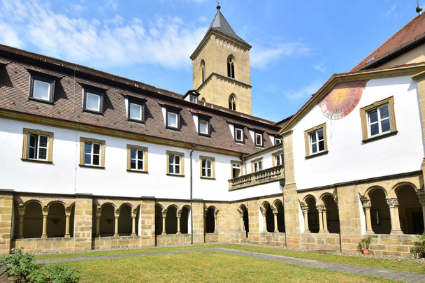 Wewnętrzny dziedziniec klasztoru Karmelitów w Bamberg, Niemcy - Zdjęcie, obraz