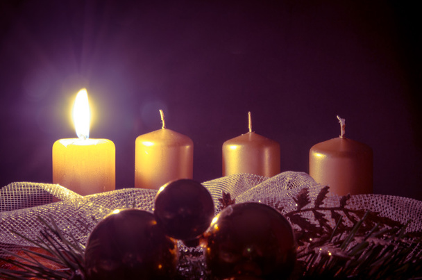 Adventskranz mit brennender Kerze - Foto, Bild