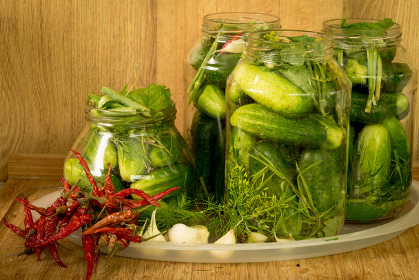 ev yapımı tuzlu salatalık taze salatalık, sarımsak, dereotu ve biber arka cam kavanozda - Fotoğraf, Görsel