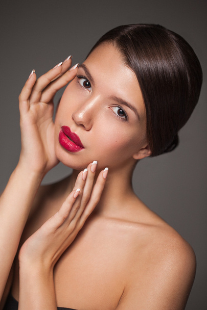 Natural beauty portrait closeup of a young brunette model. - Foto, Imagem