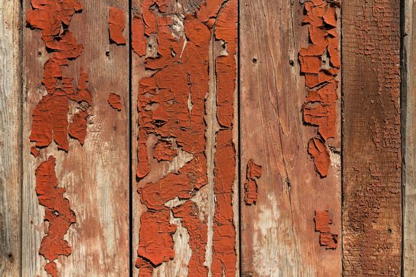 Παλιές ξύλινες σανίδες με απομεινάρια κόκκινου χρώματος - Φωτογραφία, εικόνα