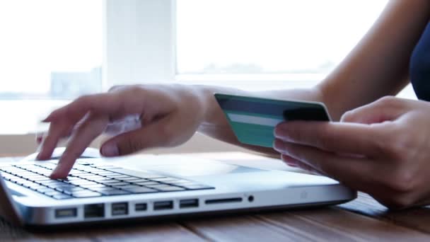 Ahşap masa üzerinde online kredi kartı ile ödeme - Video, Çekim