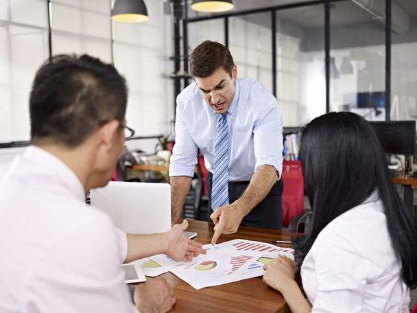 Багатонаціональні бізнесмени обговорюють ефективність продажів в офісі
 - Фото, зображення