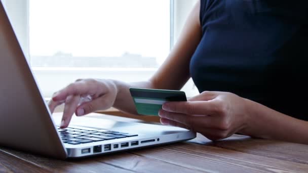 Ahşap masa üzerinde online kredi kartı ile ödeme - Video, Çekim