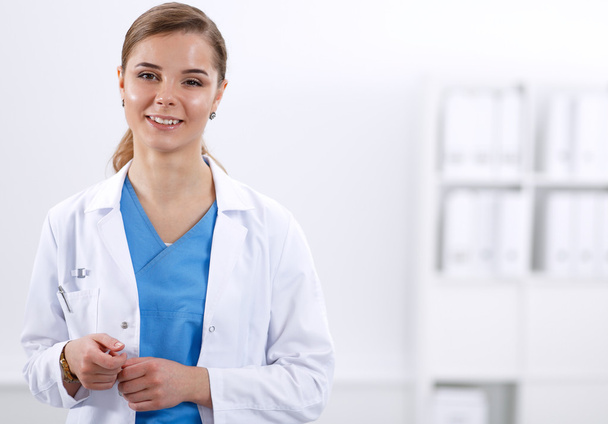 Žena lékař stojící se stetoskopem v nemocnici - Fotografie, Obrázek