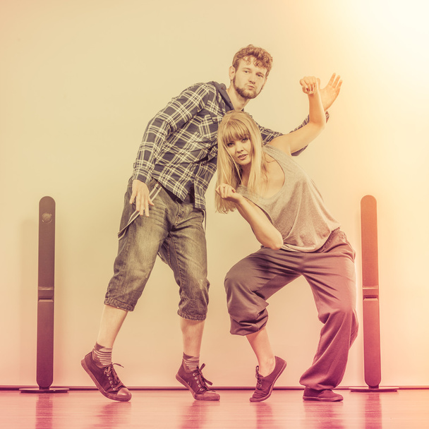 δυο νεαρός άνδρας και γυναίκα χορεύει hip-hop - Φωτογραφία, εικόνα