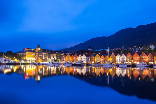 Bergen Bryggen de noche
 - Foto, Imagen