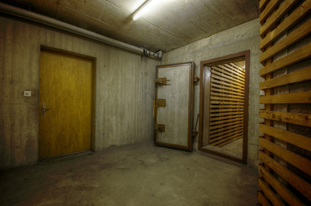 Бетонный подвал
 - Фото, изображение