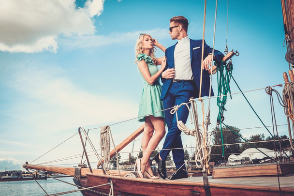 couple riche sur un yacht de luxe
 - Photo, image