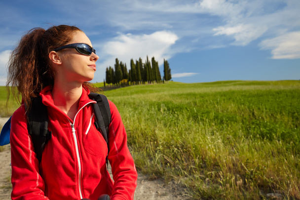 femme de randonnée pendant la randonnée trek sur Toscan
 - Photo, image