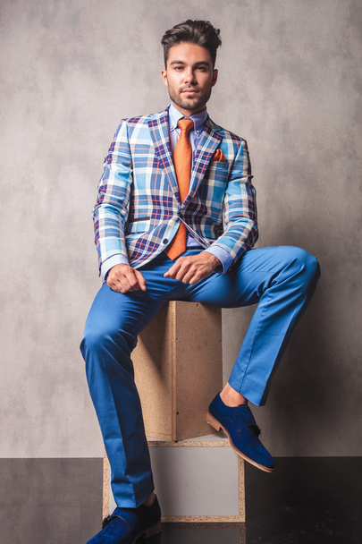 модний бізнесмен сидить на дерев'яних коробках
 - Фото, зображення