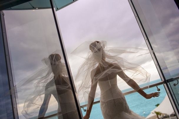 Η νύφη στέκεται στο μπαλκόνι. - Φωτογραφία, εικόνα