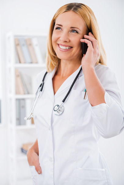 doctor in talking on  mobile phone - Zdjęcie, obraz