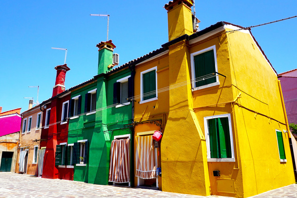 カラフルな家のブラーノ島の建築 - 写真・画像