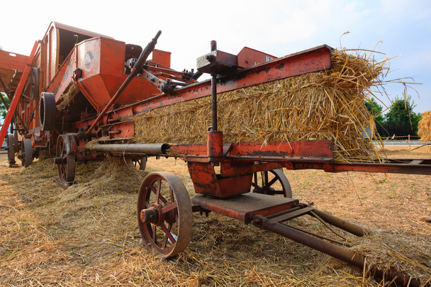 Vehículo agrícola antiguo
 - Foto, Imagen