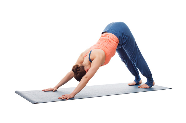 schön sportlich fit Yogi Mädchen übt Yoga Asana adhomukha sv - Foto, Bild