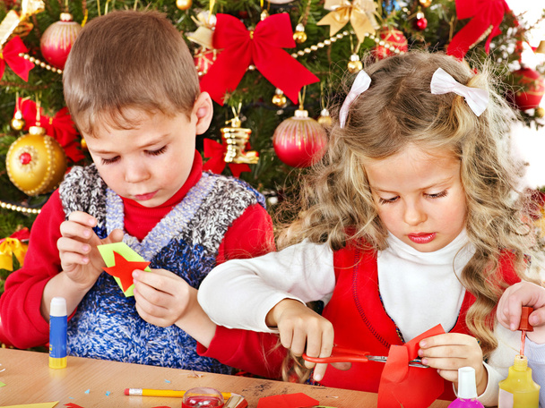kinderen maken van decoratie voor Kerstmis. - Foto, afbeelding