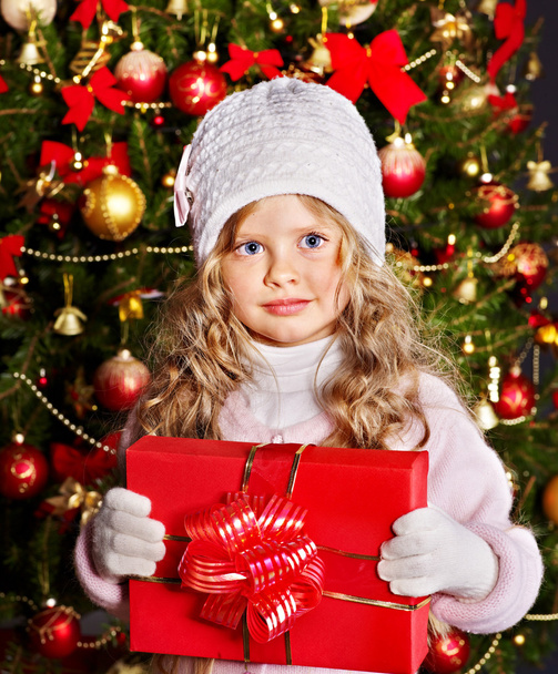 Kid with Christmas gift box. - Фото, изображение