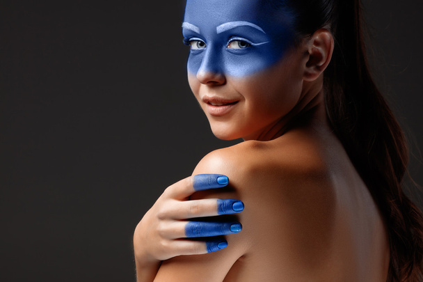 Portrait of a woman who is posing covered with blue paint - Foto, Imagem