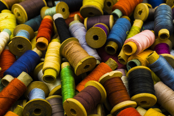 Värilliset kierteet ompeluun tausta suodatettu
 - Valokuva, kuva