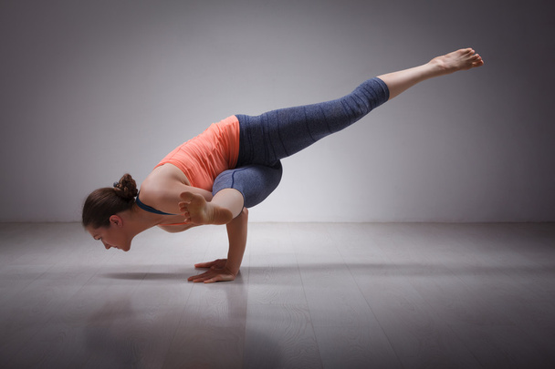 Krásná sportovní fit jogín dívka praktiky jóga asana eka pada kou - Fotografie, Obrázek