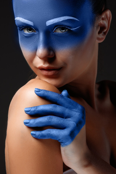 Portrait of a woman who is posing covered with blue paint - Fotografie, Obrázek