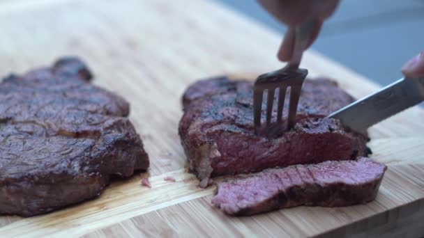 Person schneidet frisches Steak - Filmmaterial, Video