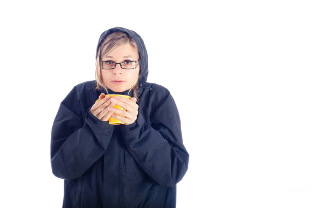 žena v zimní bundě drží hrnek s horkým nápojem. - Fotografie, Obrázek