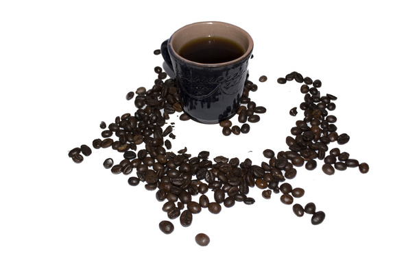 xícara de barro cinza de café polvilhado com grãos de café em um whi
 - Foto, Imagem