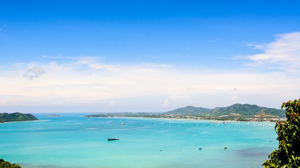 Blauwe hemel uitzicht over de Andaman Zee in Phuket, Thailand - Foto, afbeelding
