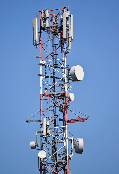 Telecommunicatie toren met antennes - Foto, afbeelding
