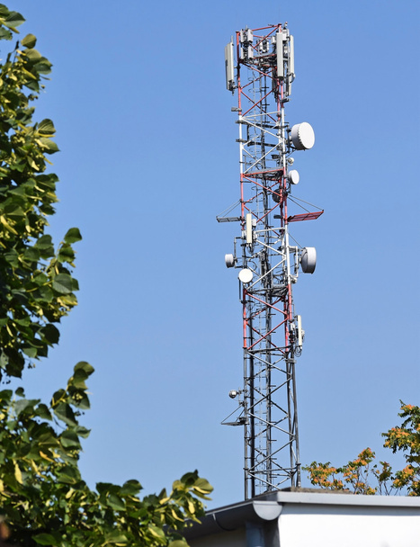 Torre de telecomunicaciones con antenas
 - Foto, imagen