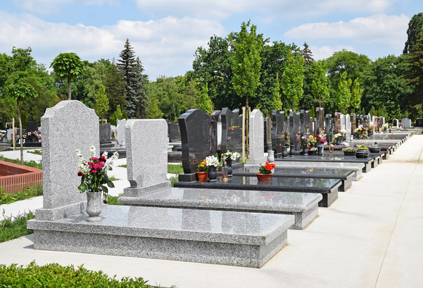 公共墓地にある墓碑 - 写真・画像