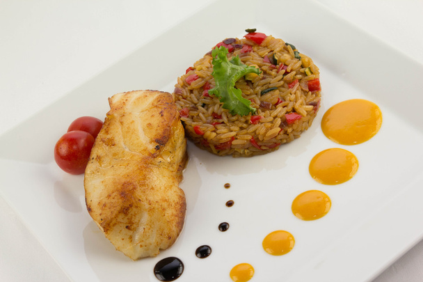 Lubina chilena con arroz y tomate
 - Foto, imagen